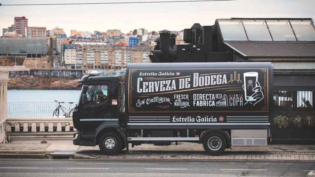 Imagen de un camión de reparto de Estrella Galicia como el denunciado por el empresario