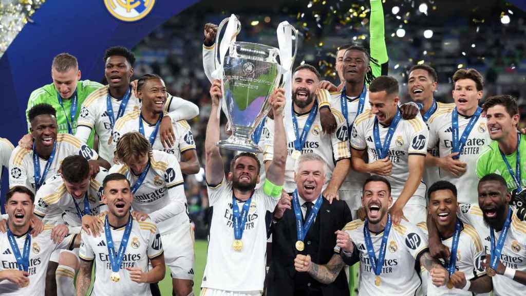 Los jugadores del Real Madrid levantan el título de Champions League