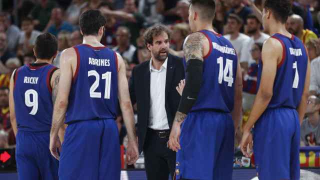 Roger Grimau da instrucciones a los jugadores del Barça de basket