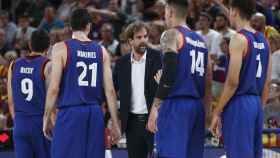 Roger Grimau da instrucciones a los jugadores del Barça de basket