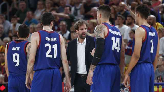 Roger Grimau da instrucciones a los jugadores del Barça de basket