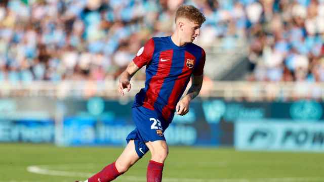 Pelayo Fernández conduce el balón en el partido del Barça B contra el Ibiza