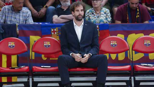 Roger Grimau, sentado en el banquillo antes del clásico del Barça de basket en el Palau