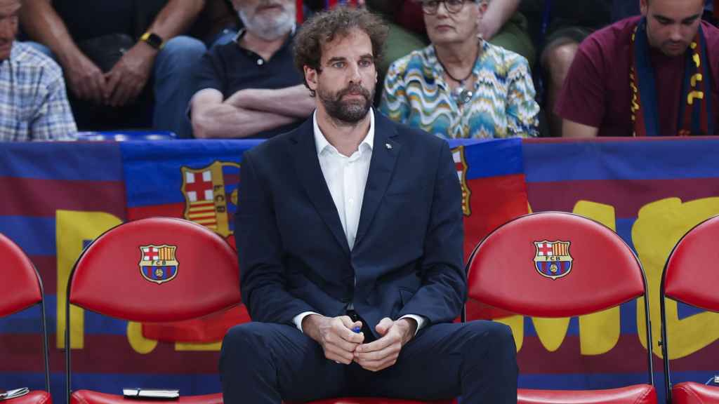 Roger Grimau, sentado en el banquillo antes del clásico del Barça de basket en el Palau