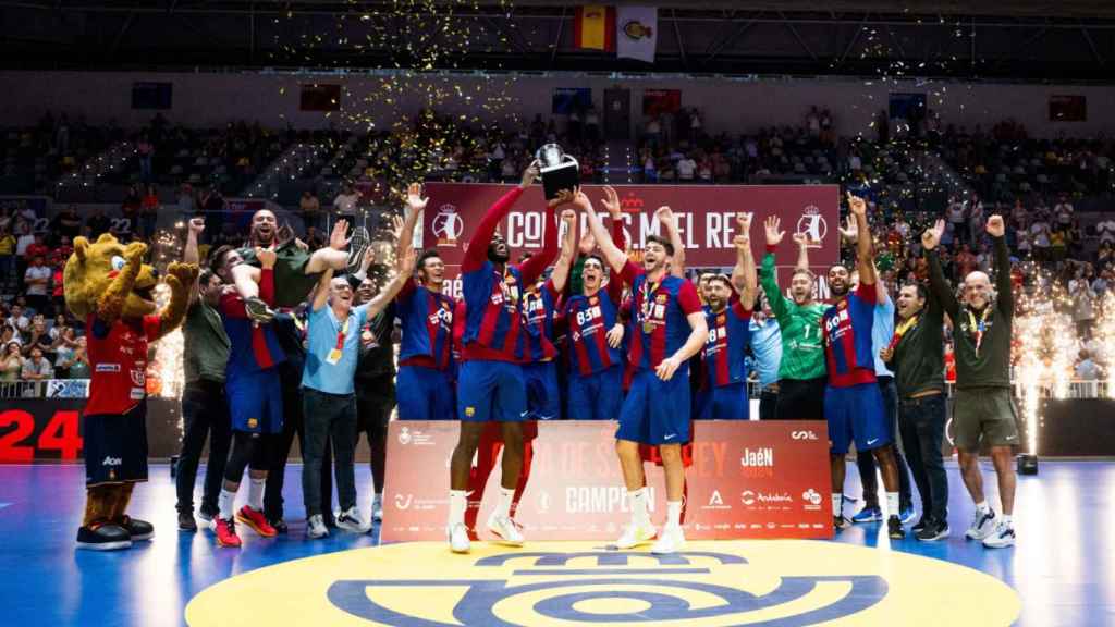 Los jugadores del Barça de balonmano levantan la Copa del Rey en Jaén