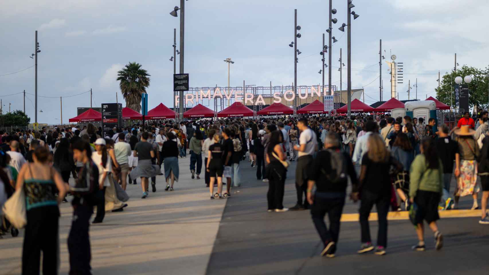 Cientos de personas en el acceso al Primavera Sound