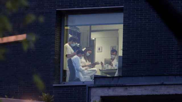 Médicos con mascarilla en el Hospital de Sant Pau de Barcelona