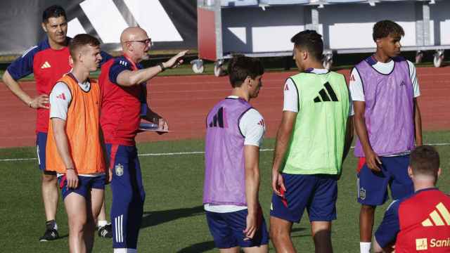 Luis de la Fuente da indicaciones a los jugadores de la selección española