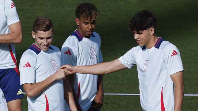 Fermín López, Lamine Yamal y Pau Cubarsí en el entrenamiento de la selección española