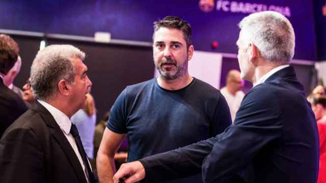 Joan Laporta, Juan Carlos Navarro y Enric Masip conversan en las instalaciones del Barça