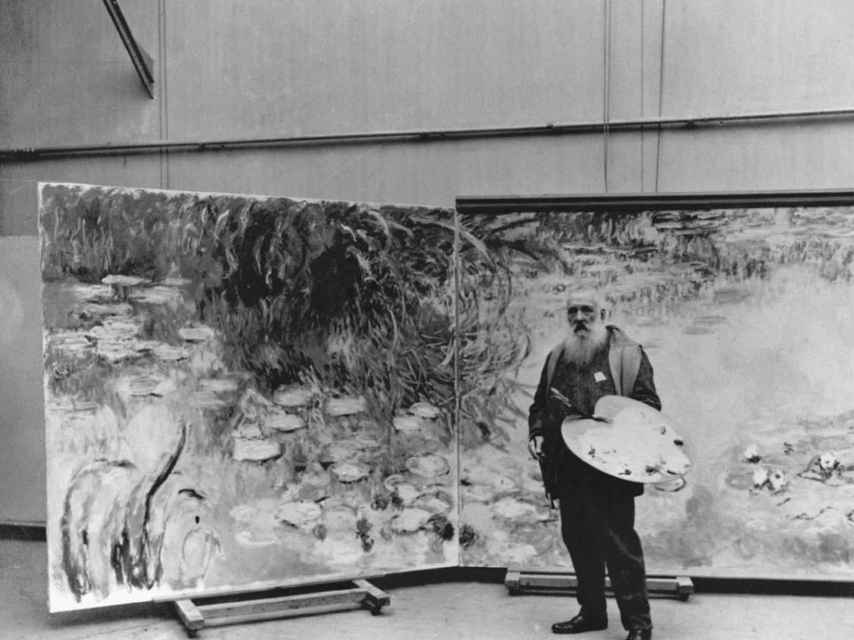 Claude Monet, junto a una de las obras de su serie 'Nenúfares', en el estudio de su casa en Giverny.