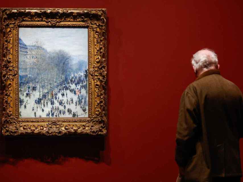 Un hombre observa el lienzo de Monet ‘Boulevard des Capucines’ (1873-1874), en el Museo de Orsay.