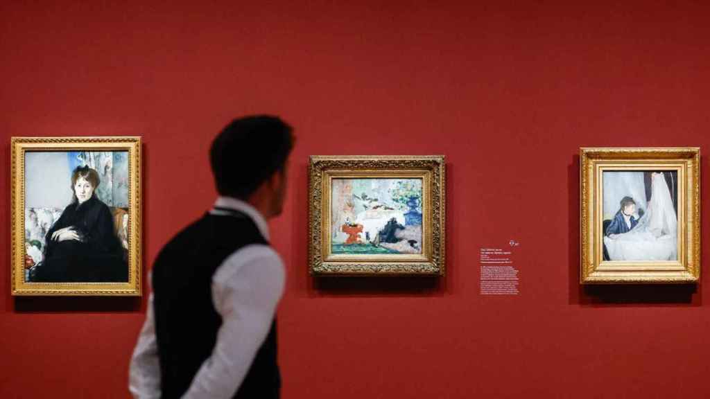 Un visitante pasea por una de las salas de la exposición ‘Paris 1874. Inventer l’impressionnisme’.