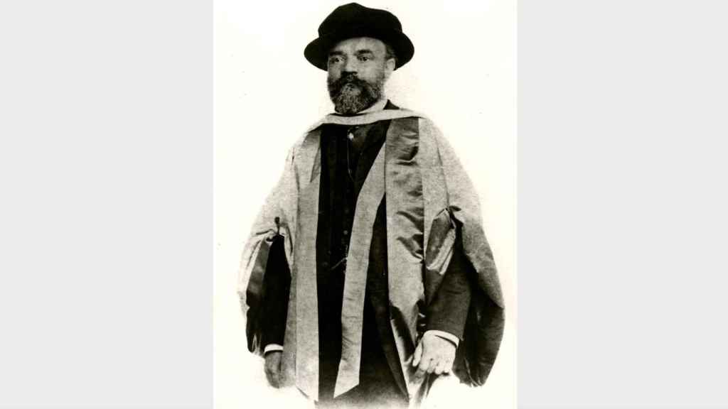 Dvořák posa como doctor de la Universidad de Cambridge