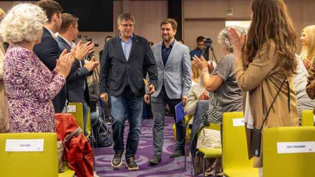 El expresidente catalán, Carles Puigdemont, y el candidato de Junts a las elecciones europeas, Toni Comín, en un acto de campaña en Bruselas (Bruselas).