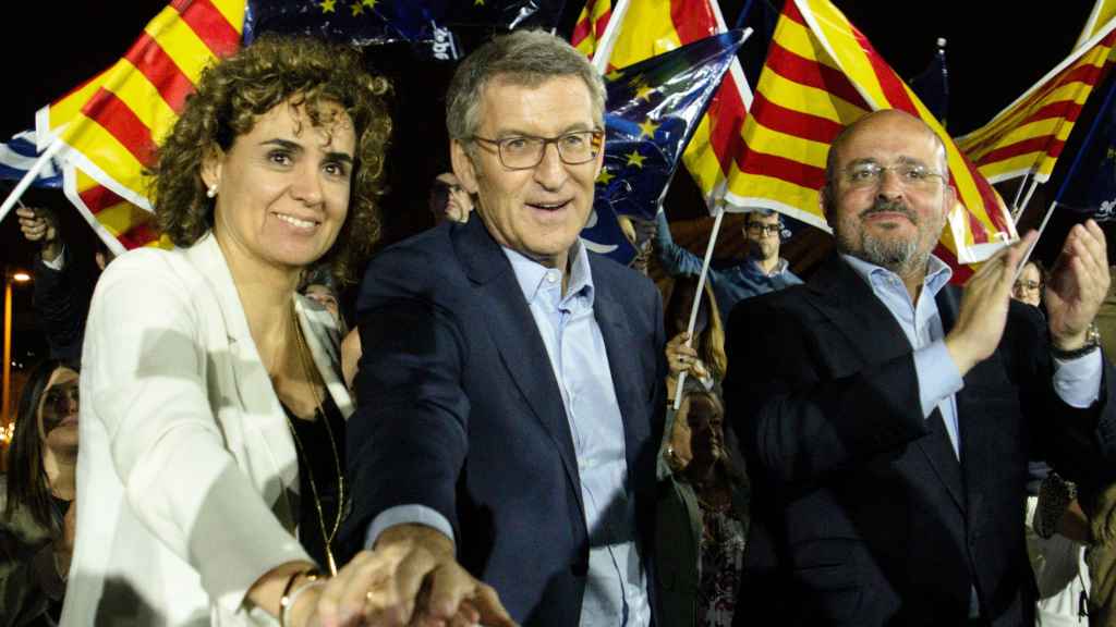 (I-D) La candidata del PP a las elecciones europeas, Dolors Montserrat y el presidente del PP, Alberto Núñez Feijóo y el presidente del PP de Catalunya, Alejandro Fernández
