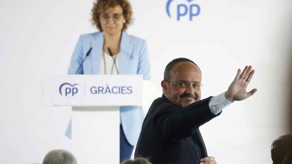 El presidente del PP de Catalunya, Alejandro Fernández, y la candidata del PP a las elecciones europeas, Dolors Montserrat, durante la Junta Directiva del PP de Catalunya