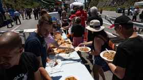 Los manifestantes comen durante una protesta en la autopista AP7 a la altura de Le Perthus, en la frontera entre España y Francia