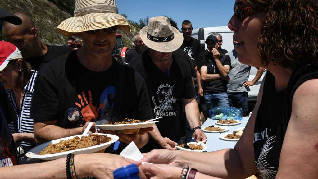 Los agricultores reparten platos de paella durante la protesta con la que han cortado la AP-t entre La Jonquera y Le Perthus