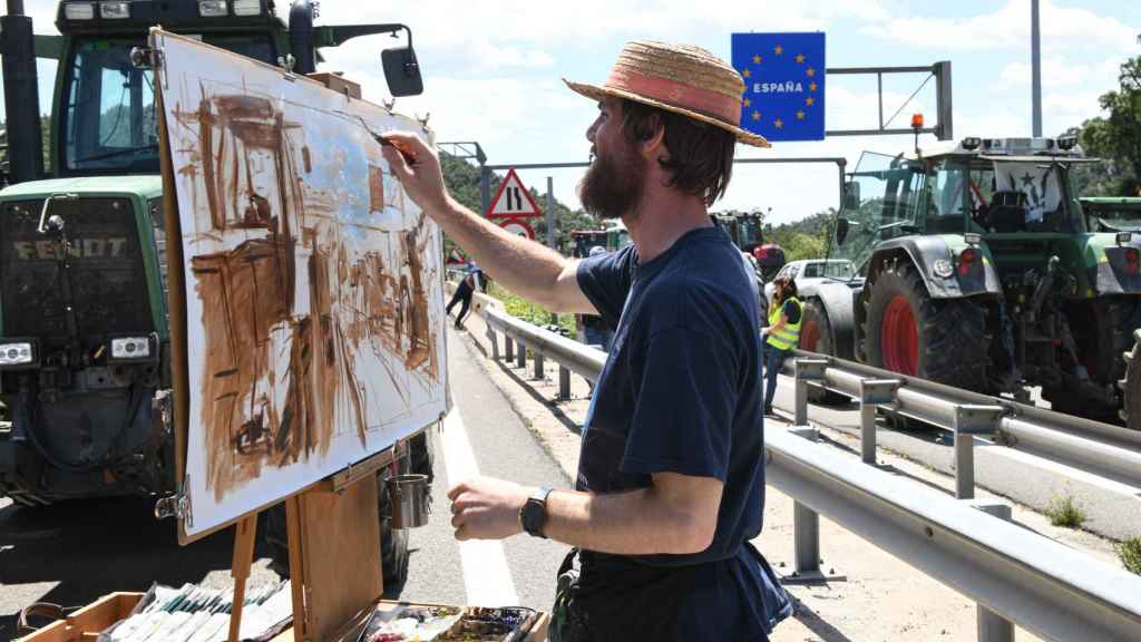 El pintor holandés Cédric Visser dibuja la protesta de agricultores en la autopista AP-7 a la altura de Le Perthus