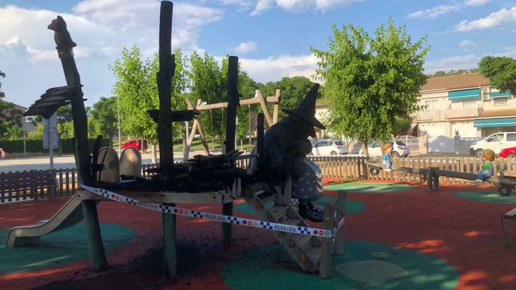 El parque infantil de 'Les tres bessones' de Palau-solità i Plegamans tras el incendio intencionado