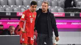 Hansi Flick junto a Jamal Musiala en el Bayern de Múnich