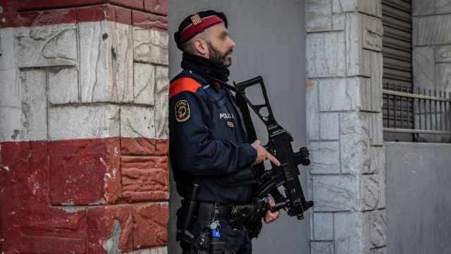 Un agente de los Mossos dEsquadra durante un operativo contra el tráfico de drogas en L'Hospitalet de Llobregat (Barcelona)