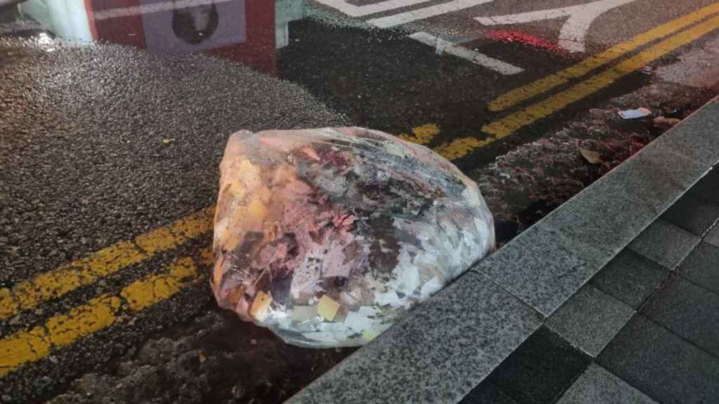 Un globo lleno de basura en las calles de Corea del Sur