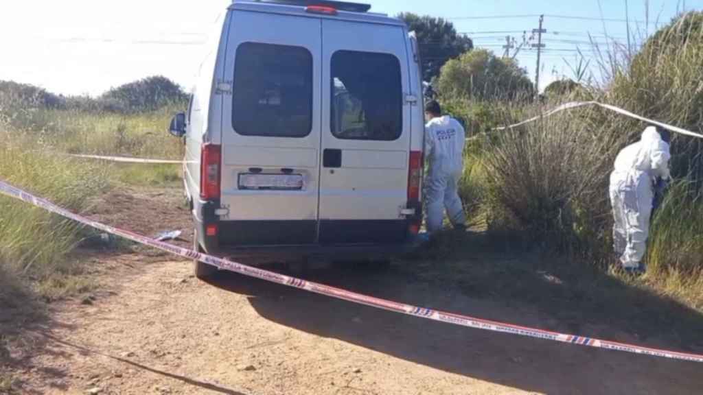 Agentes de la Policía Científica de Mossos, trabajando en el lugar del hallazgo