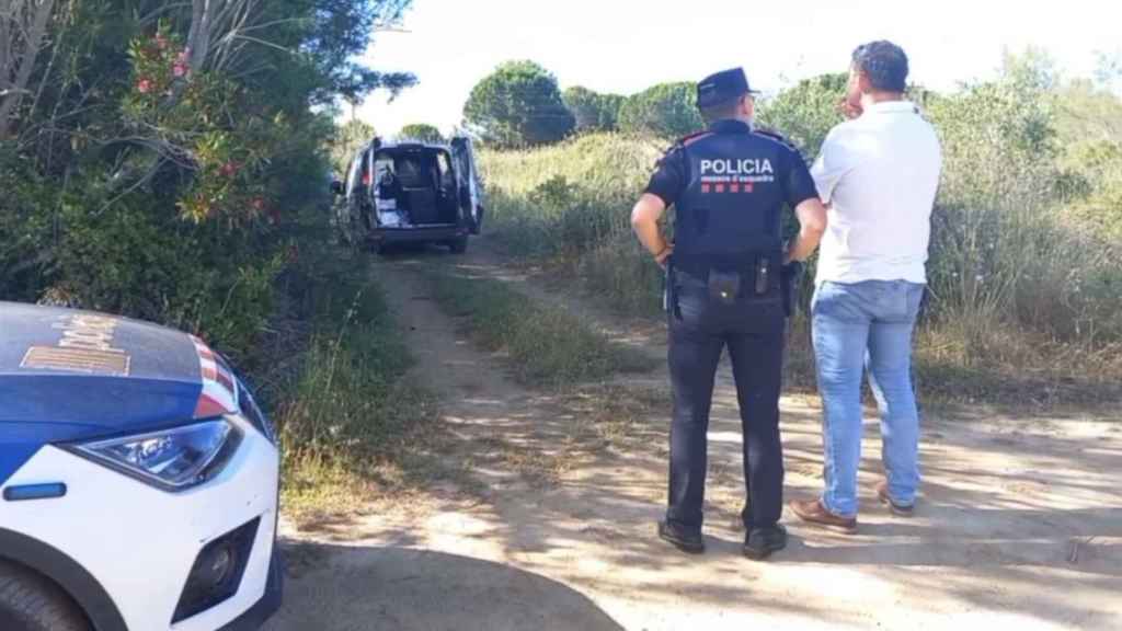 Los Mossos durante la inspección ocular de la furgoneta donde ha aparecido el cadáver