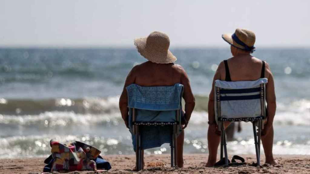 Dos mujeres junto a la playa | EFE