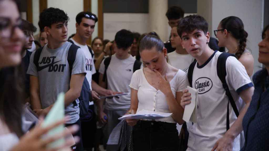Alumnos se preparan para entrar a un examen de selectividad en el Campus Ciutadella de la UPF, en Barcelona