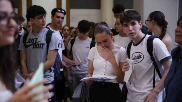 Alumnos se preparan para entrar a un examen de selectividad en el Campus Ciutadella de la UPF, en Barcelona