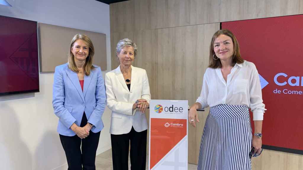 La directora del estudio, Carme Poveda; la presidenta de honor de ODEE, Anna Mercadé y la presidenta del ODEE, Marta Angerri