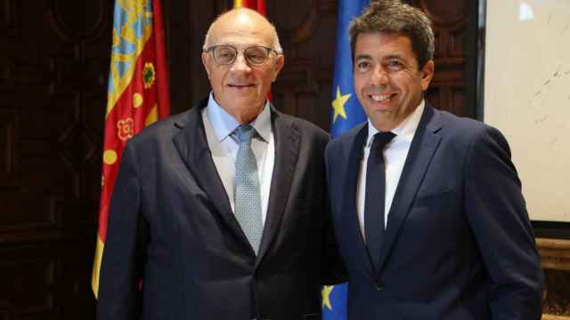 El presidente de Banco Sabadell, Josep Oliu (izq.), y el presidente de la Generalitat Valenciana, Carlos Mazón / EP