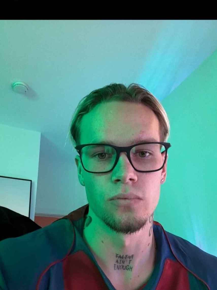 Mudryk se toma un selfie con la camiseta del Barça