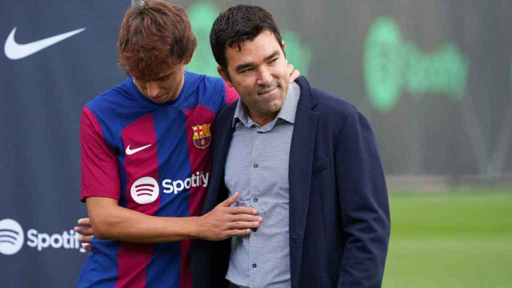 Joao Félix abraza a Deco en su presentación oficial con el Barça