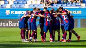 Los jugadores del Barça B hacen piña en el partido contra el Nástic de Tarragona