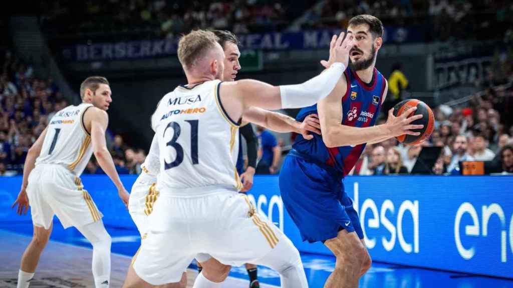 Nikola Kalinic, rodeado de jugadores del Real Madrid