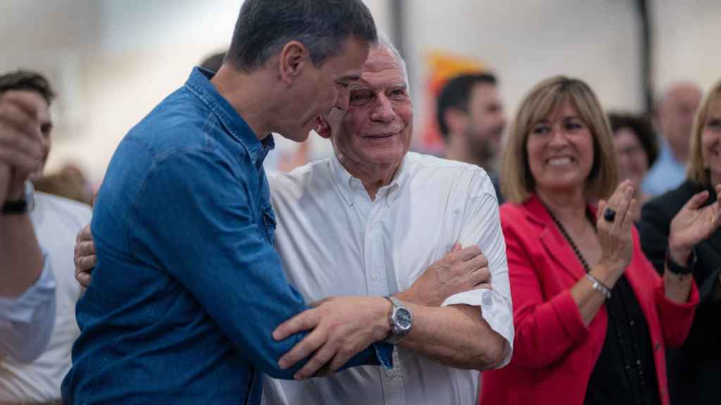 El presidente del Gobierno, Pedro Sánchez (i), y el alto representante de la Unión Europea para Política Exterior, Josep Borrell (d)