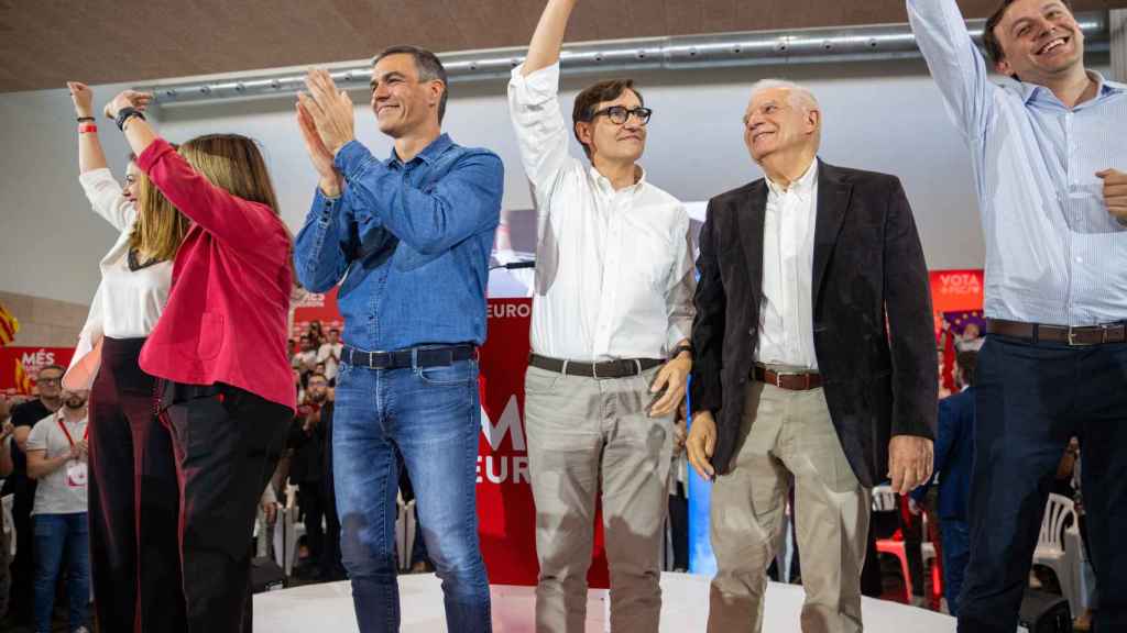 El presidnte del Gobierno, Pedro Sánchez (3i), el Alto Representante de la Unión Europea para Política Exterior, Josep Borrell (2d), y el primer secretario del PSC, Salvador Illa (3d), durante un mitin de campaña electoral del PSC