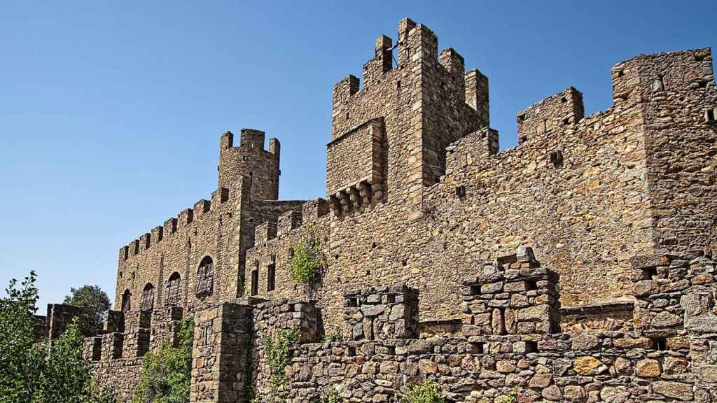 Castillo de Requesens | Wikipedia