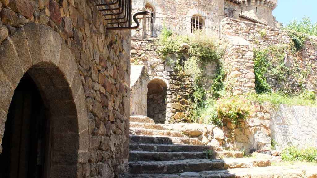 Detalle del patio del castillo | Castell de Requesens