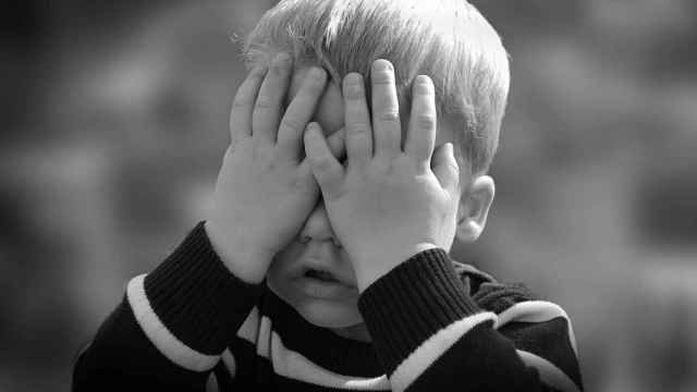 Un niño pequeño se tapa la cara | PEXELS