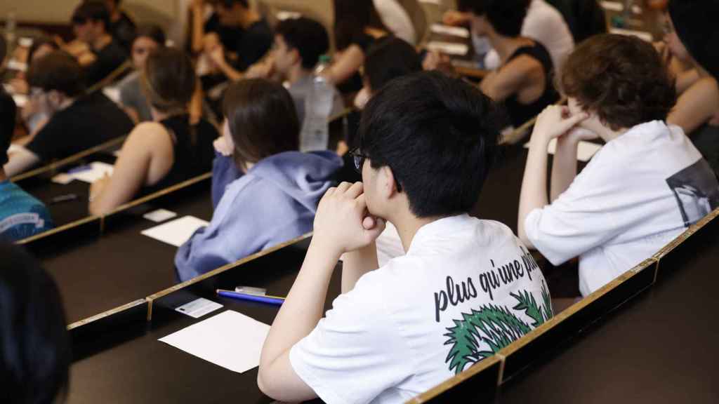 Estudiantes esperan para comenzar un examen de la selectividad en el Campus Ciutadella de la UPF, en Barcelona
