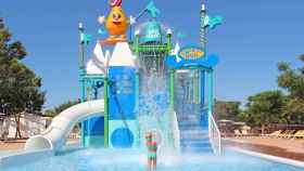 Una niña en una piscina con toboganes