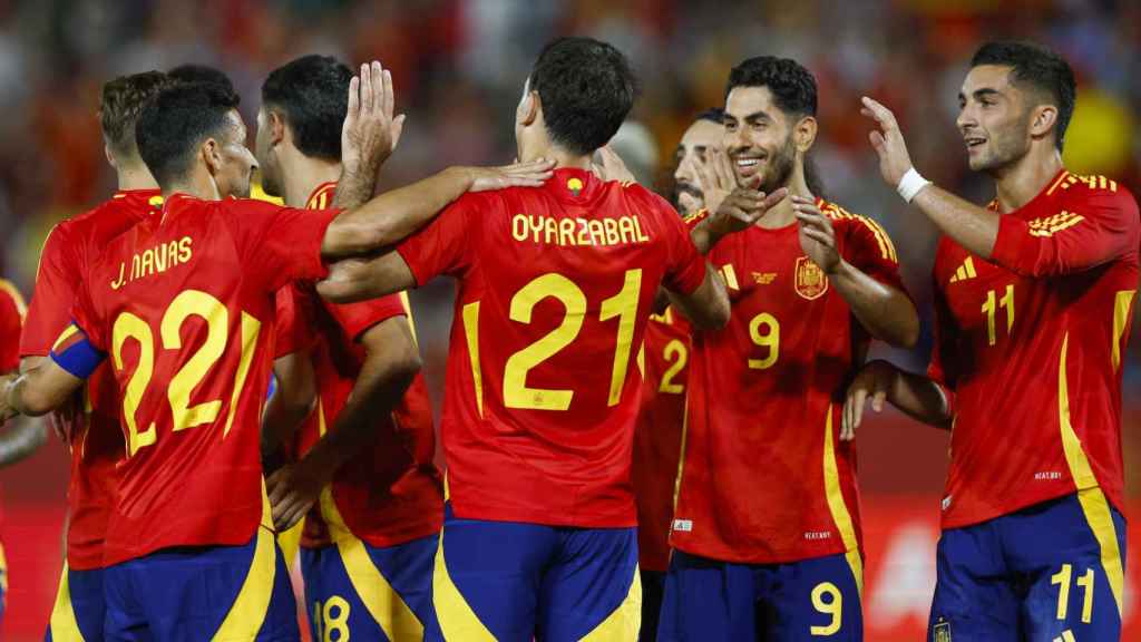 Los jugadores de la selección española celebran un gol