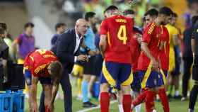 Luis de la Fuente da indicaciones a los jugadores de la Roja en el amistoso contra Andorra