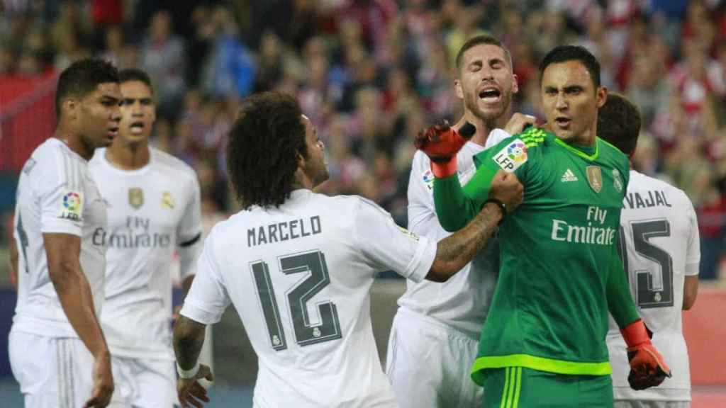 Keylor Navas celebra una acción con sus compañeros en el Real Madrid