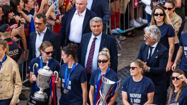 Joan Laporta, junto a las jugadoras del Barça Femenino, en la celebracion del póker de títulos